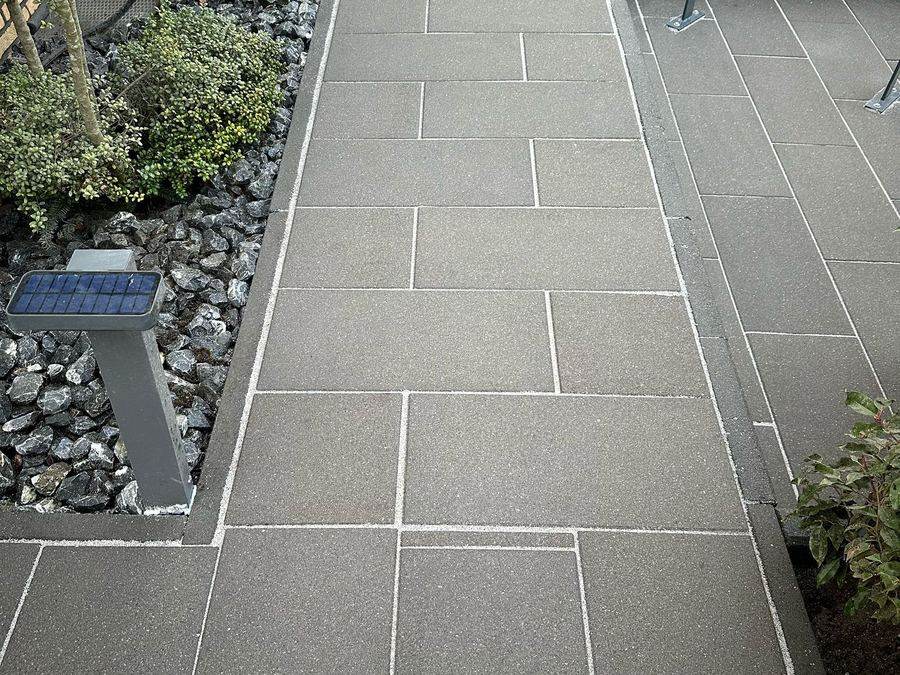 Gereinigte Terrassenplatten aus Naturstein an einem Haus in Münster